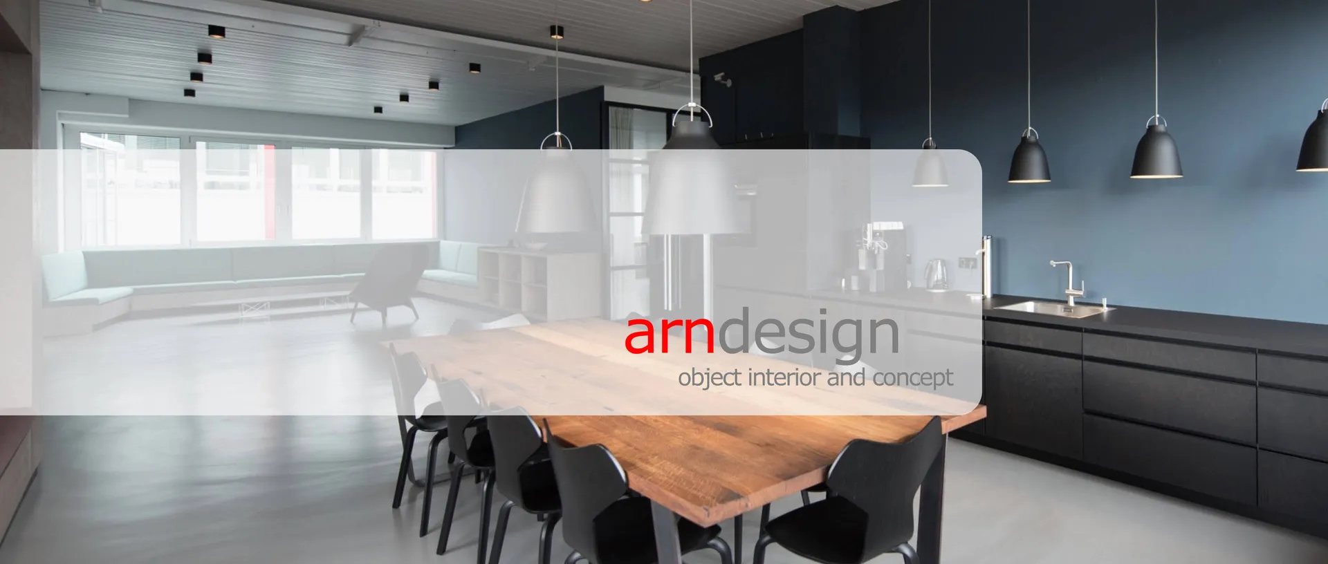 Büroeinrichtung mit Holztisch und Stühlen – arndesign object interior and concept